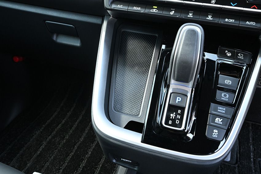 ヴォクシーとの違いも解説！上品＆穏やかな改良型トヨタ「ノア」を黒木美珠が実車チェック - 20枚目の画像
