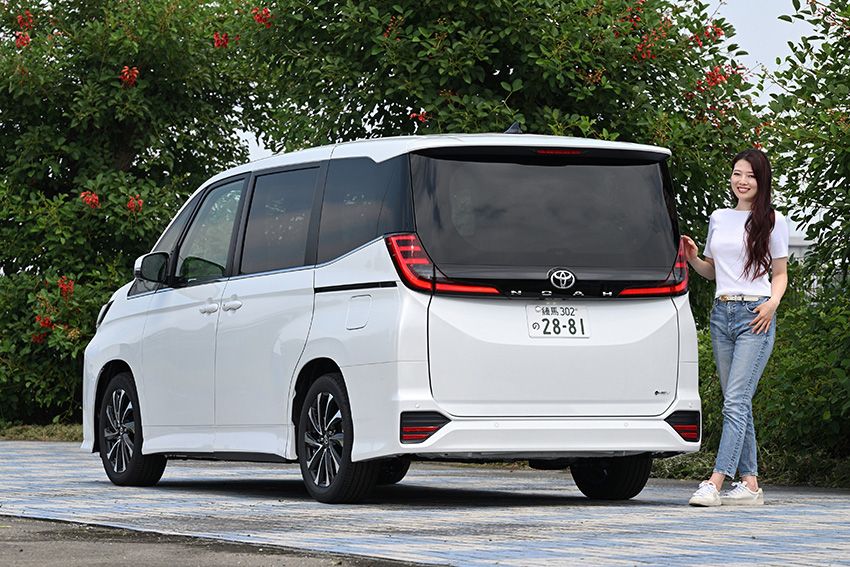 ヴォクシーとの違いも解説！上品＆穏やかな改良型トヨタ「ノア」を黒木美珠が実車チェック - 1枚目の画像
