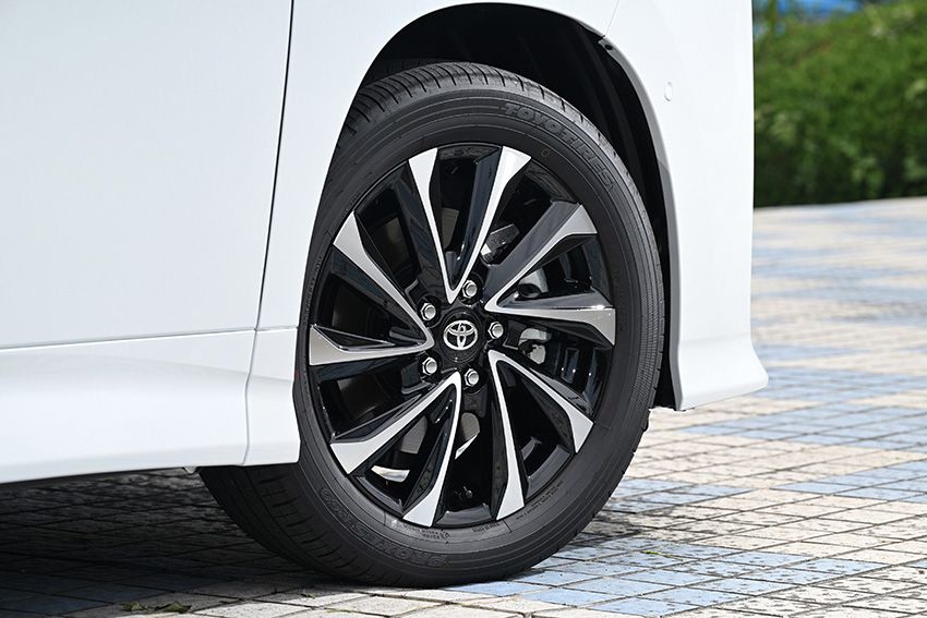 ヴォクシーとの違いも解説！上品＆穏やかな改良型トヨタ「ノア」を黒木美珠が実車チェック - 4枚目の画像