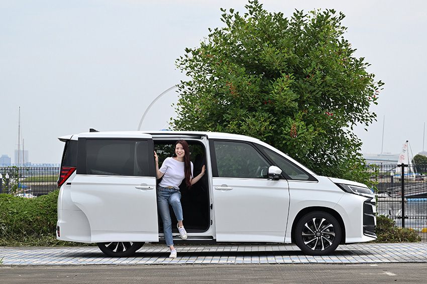 ヴォクシーとの違いも解説！上品＆穏やかな改良型トヨタ「ノア」を黒木美珠が実車チェック - 14枚目の画像