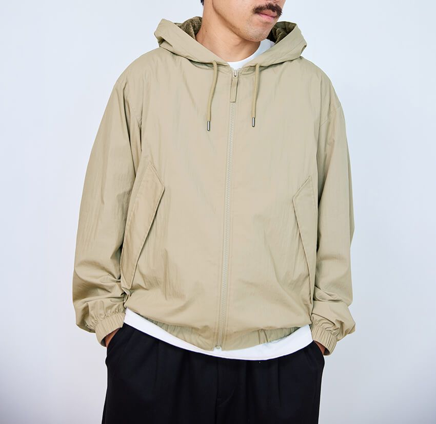 74cm、69kg、Lサイズを着用。「フーデッドブルゾン」全2色 7990円／ユニクロ ユー（ユニクロ　0120-170-296）