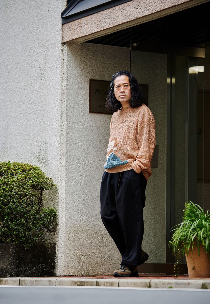 黒のパンツは又吉さん行きつけの古着店「EROTIC」（自由が丘）で買ったESSAYのもの。