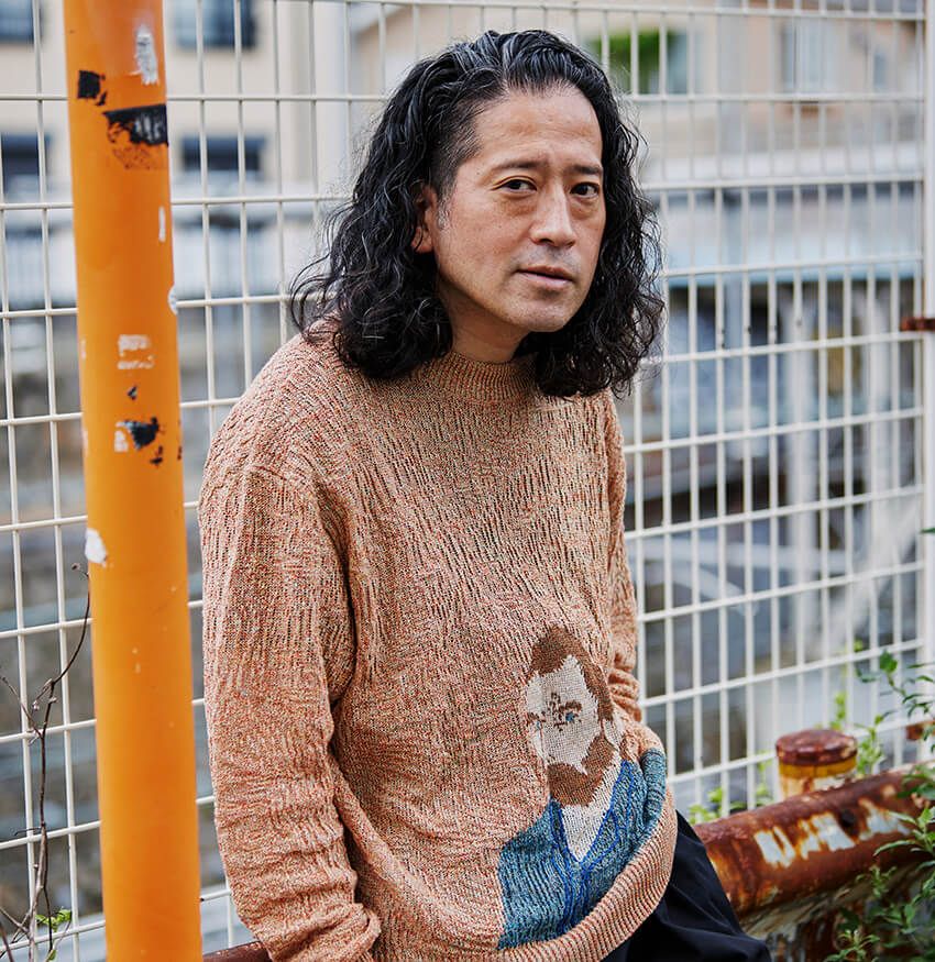 ピース又吉のリアル私服をスナップ！ニューバランス、 ゴッホのニットetc.時代に流されない服選びの哲学 - 2枚目の画像