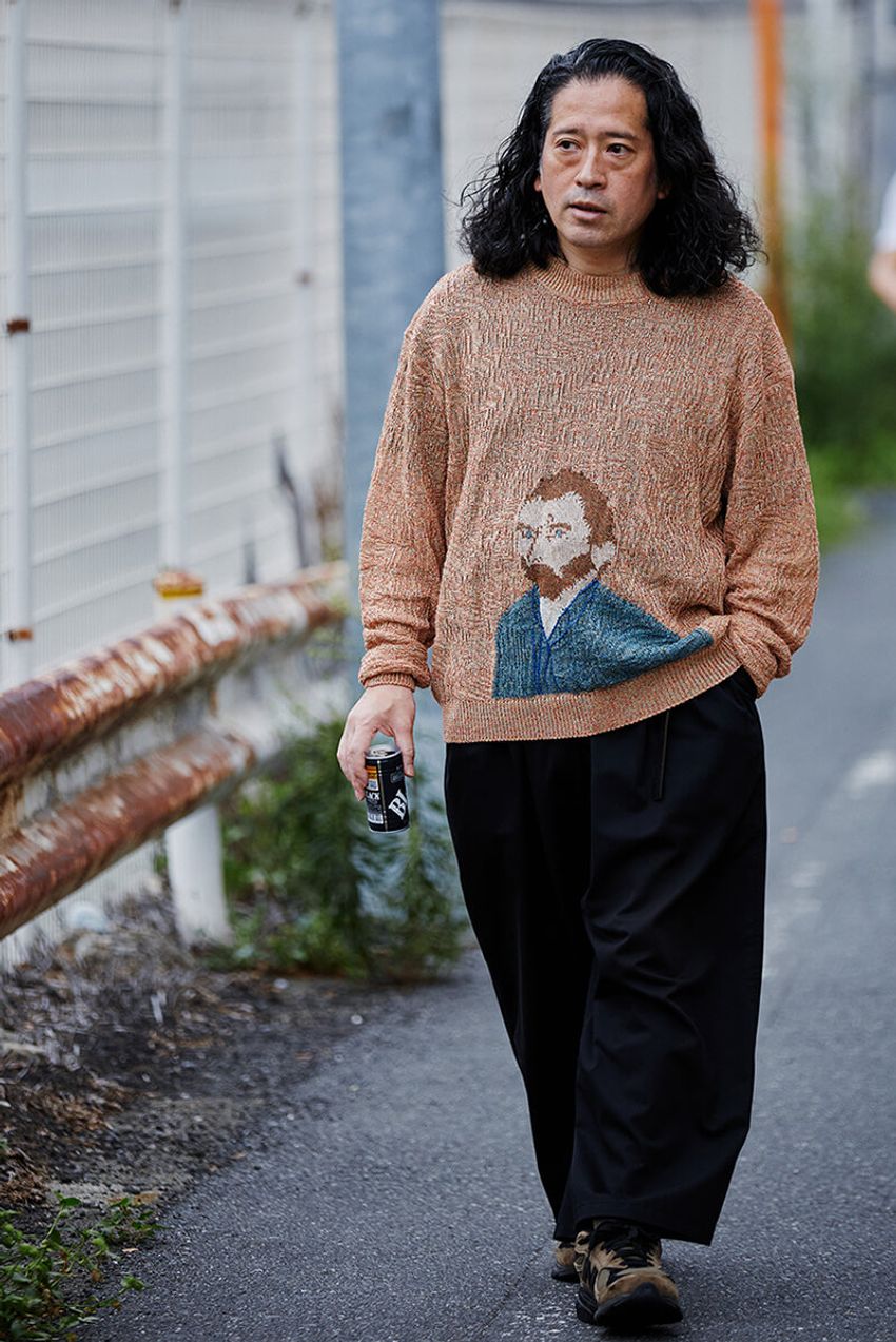 ピース又吉のリアル私服をスナップ！ニューバランス、 ゴッホのニットetc.時代に流されない服選びの哲学 - 3枚目の画像