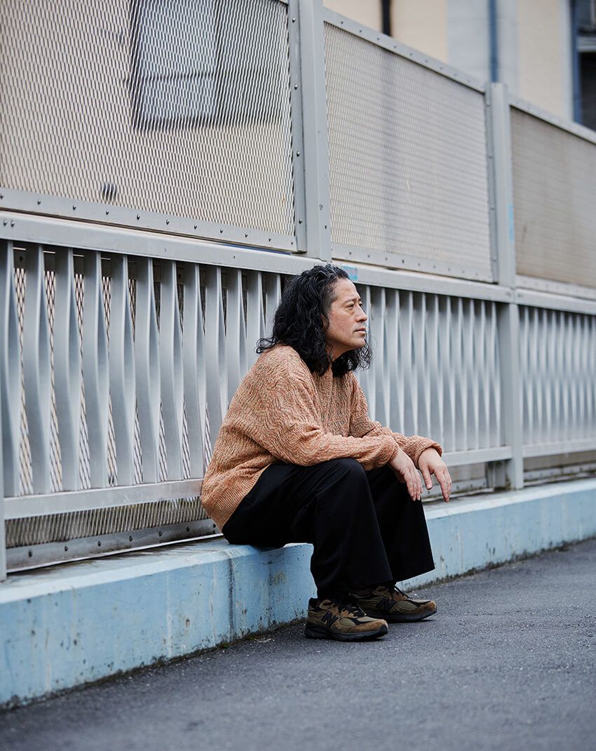 ピース又吉のリアル私服をスナップ！ニューバランス、 ゴッホのニットetc.時代に流されない服選びの哲学 - 8枚目の画像