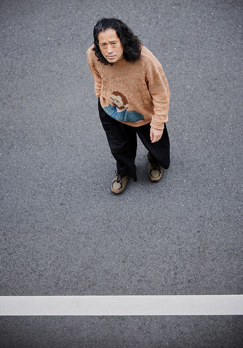 ピース又吉のリアル私服をスナップ！ニューバランス、 ゴッホのニットetc.時代に流されない服選びの哲学 - 10枚目の画像