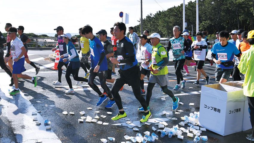 上●使い捨てカップが捨てられた旧来の給水所。こぼれたスポーツ飲料による路面のベタつきも大会が抱える長年の課題だった。