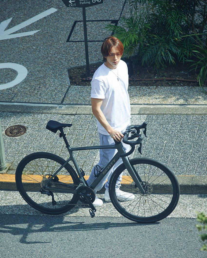 今回取材現場まで乗ってきたのはスコットの「アディクト」。自転車に乗るときも仕事のときも、普段から衣装提供を受けている「サンギャラリー」の服を着ることが多いという。ファッションにおいてはオンとオフの境目がなく、常に自然体だ。