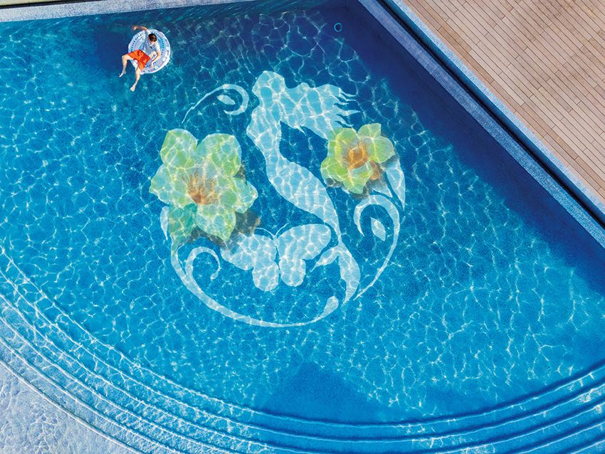 シギラビーチサイドプール。水平線にそのまま広がるような「メインプール」（写真）と、シギラビーチのそばに位置する「シーサイドプール」のふたつのプールで構成。ジェットバス付きのプライベートカバナ（別料金）から“宮古ブルー”の海を眺めるのもありだ。※「アラマンダ スプレンディド」の宿泊者の利用は無料。