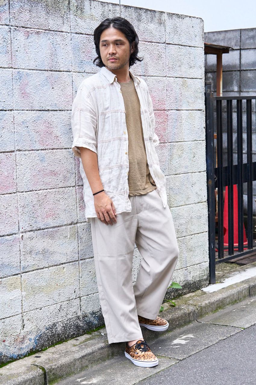 初秋の重ね着スタイル5選！ 王道「シャツ＋Tシャツ」に“もうひと工夫”プラスした洒落者たち - 4枚目の画像