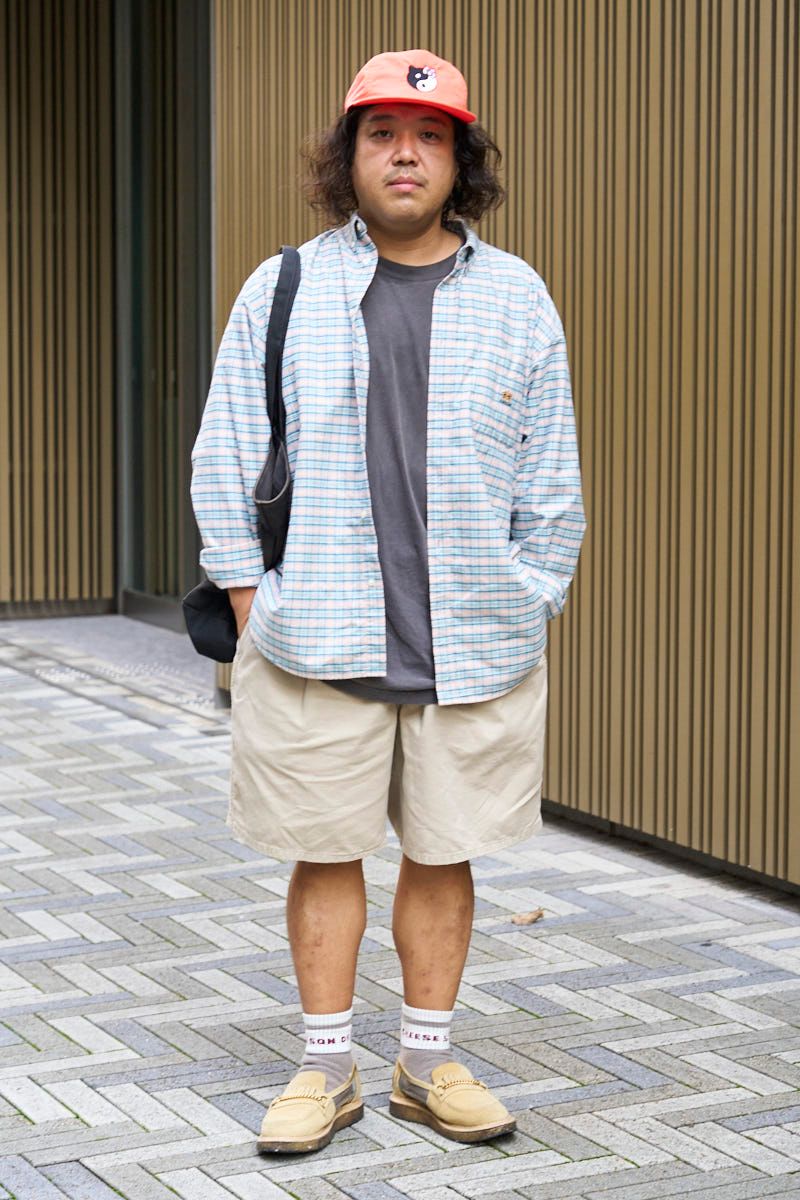 帽子、Tシャツ＝ともに古着
