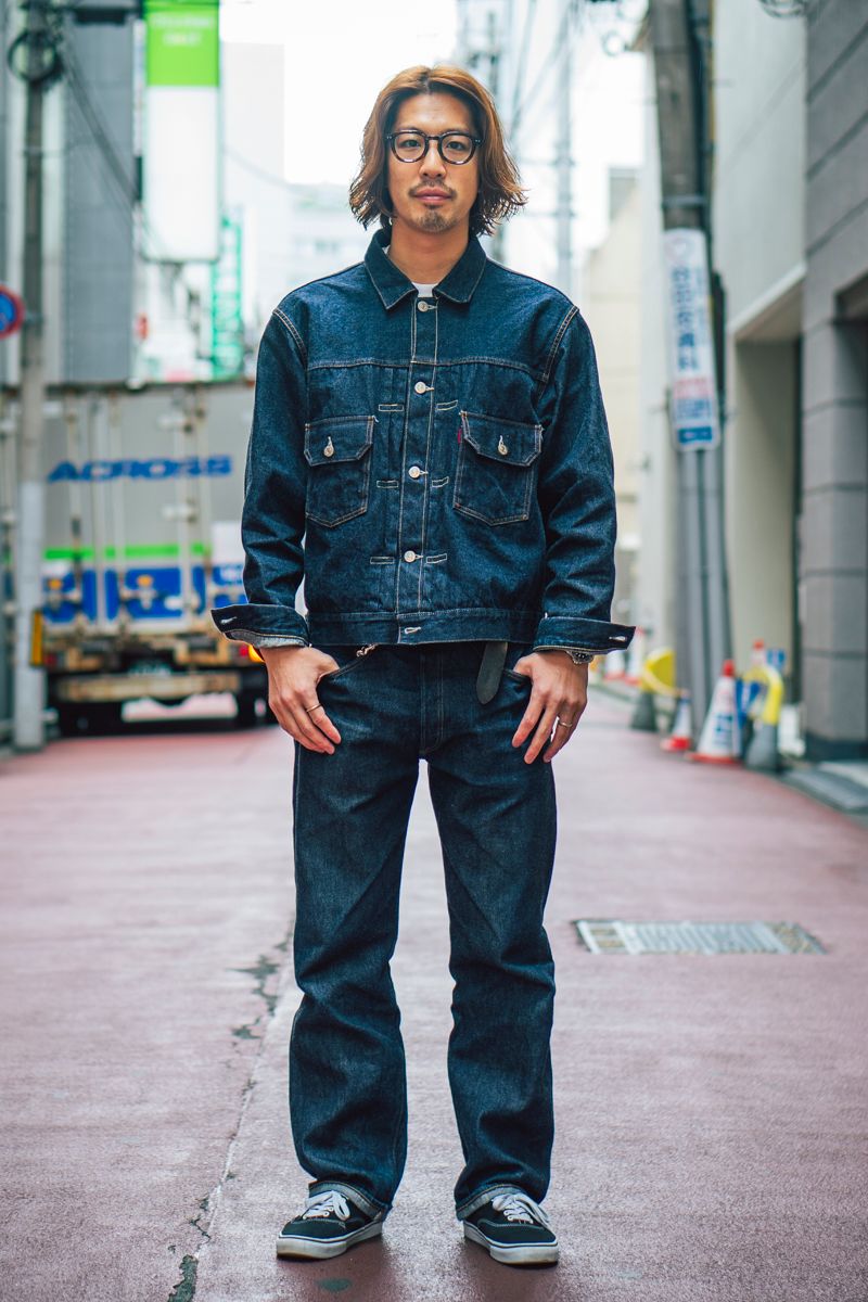 Gジャン、デニム、ベルト＝すべてリーバイス