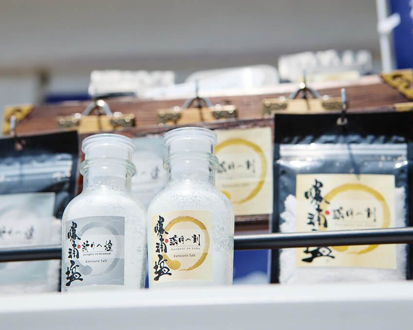 「スパイス・コーヒー・ハウス」など勝浦市内の勝浦塩販売店や、勝浦市一般社団法人勝浦市観光協会が運営するかつうら商店オンラインショップ（katsuura-kankou.stores.jp）で購入可能。「新月の煌（45g 1188円、100g 1944円）」は新鮮な素材を生かした魚や野菜料理に、「満月の刻（45g 1188円、100g 1944円）」は天ぷらやグリルした肉におすすめ。