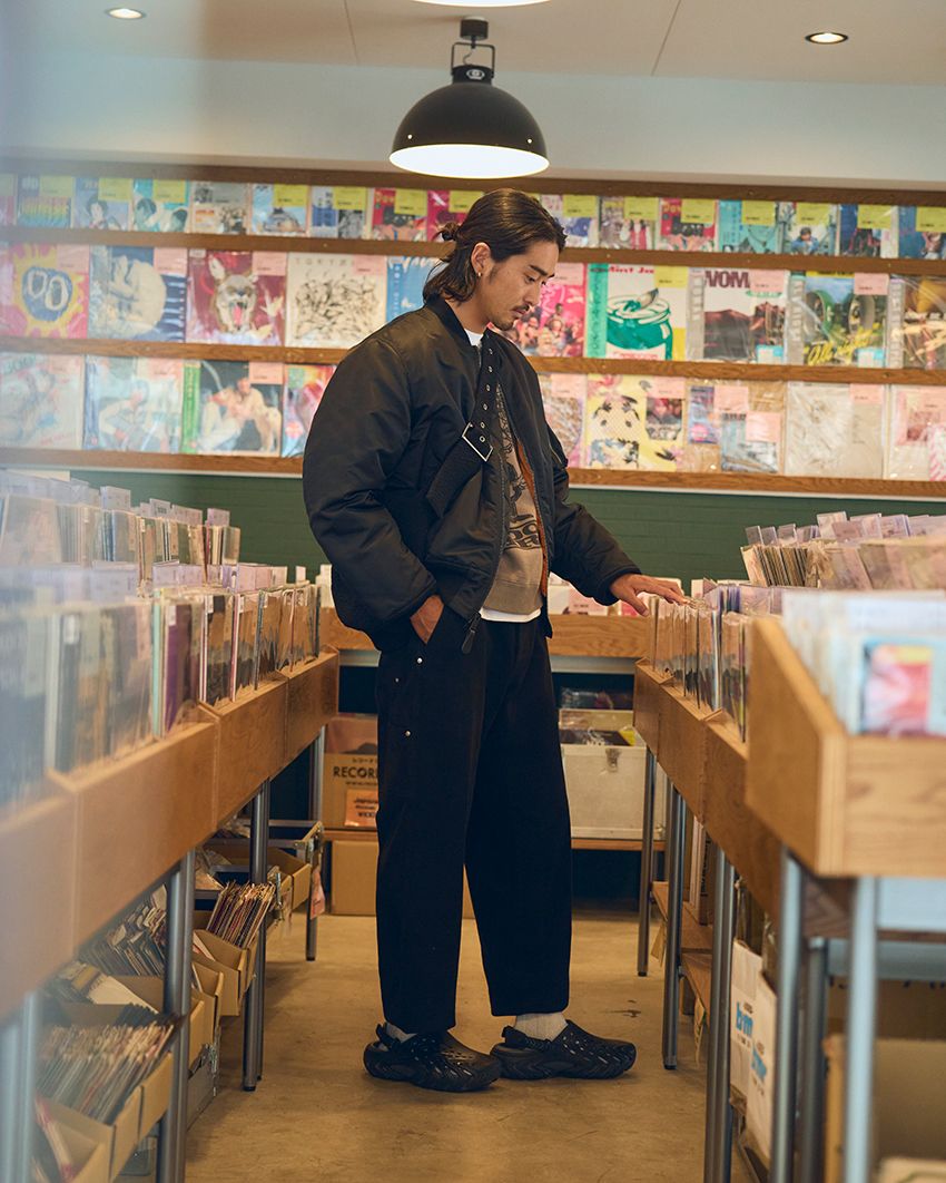 新宿のショップ「RECORD CITY STORE」でレコードをディグ。カルチャーが息づくセンスの良い空間にも、都会的なルックスのフットウェアはすんなり馴染む。