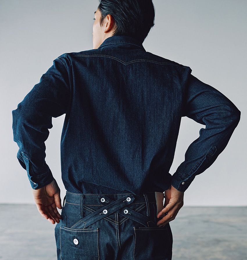 デニムシャツ4万7300円、デニムパンツ5万7200円／ともにデンハム（デンハム ジャパン　03-3496-1086）