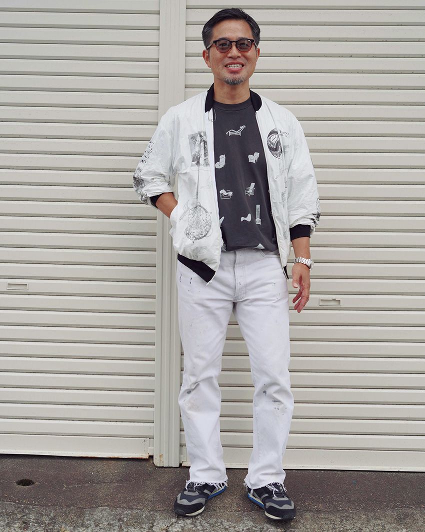 デニム＝リーバイス　ジャケット、Tシャツ＝古着　スニーカー＝リプロダクション オブ ファウンド