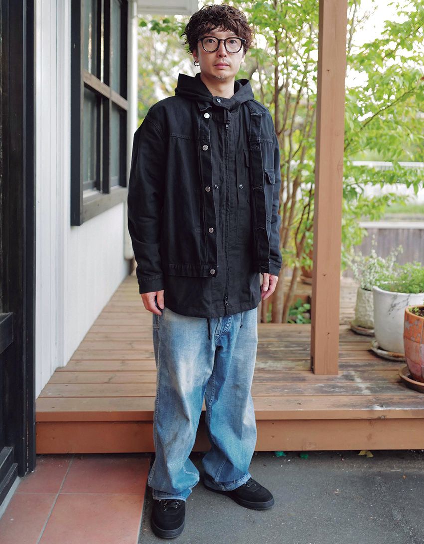 Gジャン、デニム＝アプレッセ　パーカ＝エンジニアド ガーメンツ　スニーカー＝メフィスト × ビームス　メガネ＝モスコット
