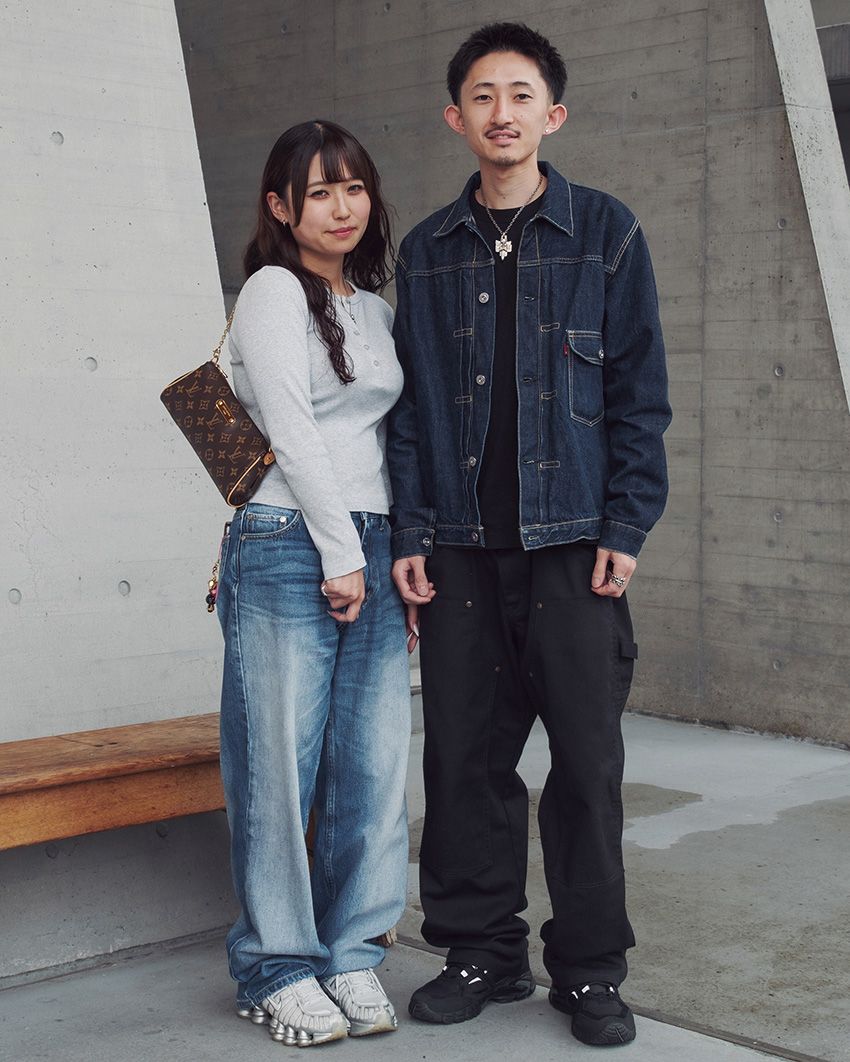 男性●Gジャン＝フルカウント × JOB314　パンツ＝ショット × ディッキーズ　スニーカー＝オークリー　女性●デニム＝ブラックアイパッチ　カットソー＝ユニクロ　スニーカー＝ナイキ　バッグ＝ルイ・ヴィトン