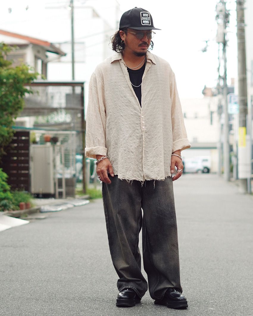 デニム＝アンセルム　シャツ＝バーベルオブジェクト　靴＝フット ザ コーチャー　帽子＝ネイバーフッド