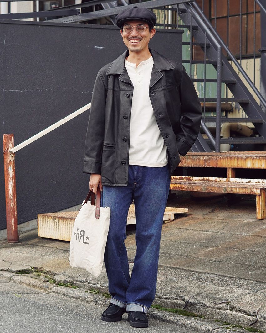 デニム＝リーバイス　ジャケット＝ショット　Tシャツ＝フルカウント　靴＝クラークス オリジナルズ　バッグ＝RRL