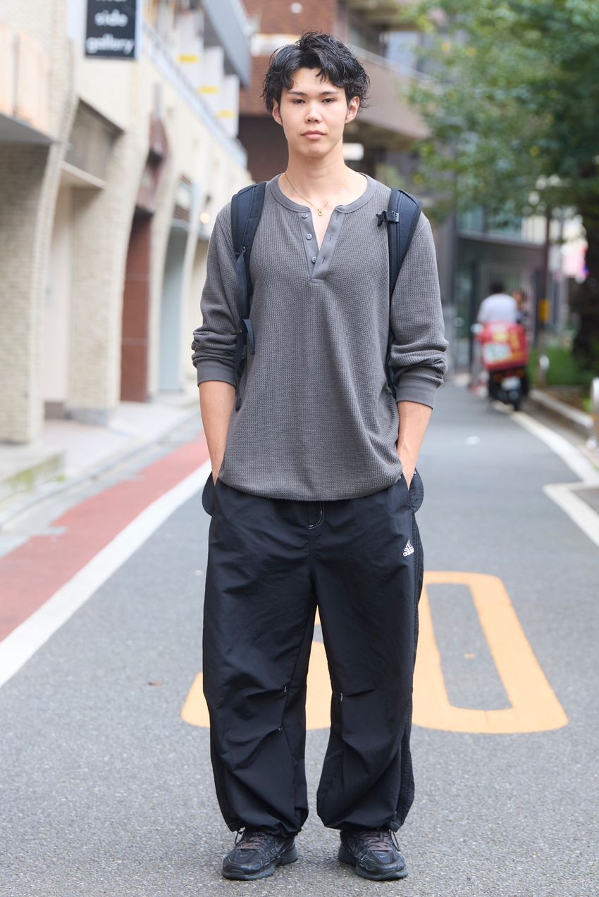 「ロンT×黒パンツ」ラク＆ラフな組み合わせで洒落た4名のコーデ好例 - 3枚目の画像
