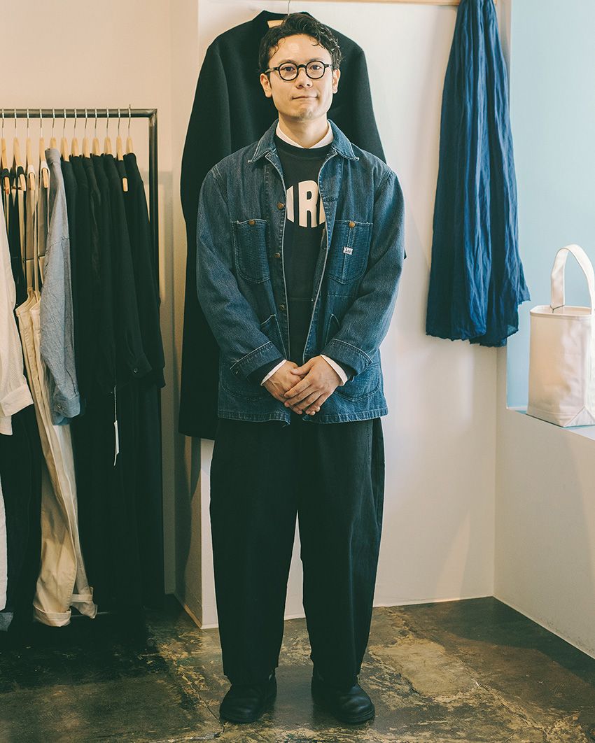 Gジャン＝リー × ブルーブルー　スウェット＝ ハリウッド ランチ マーケット　パンツ＝ホームスパン　靴＝オーロラシューズ