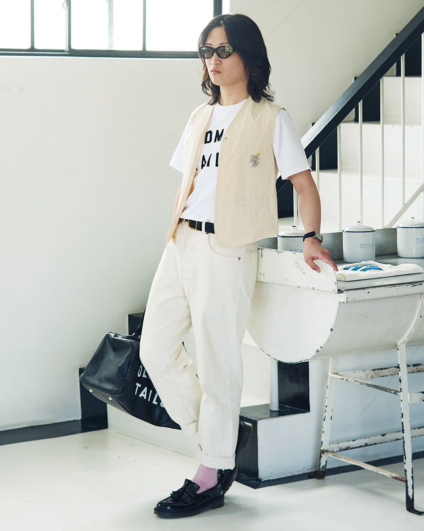 デニム、ベスト、Tシャツ、靴、バッグ＝オールドマンズテーラー