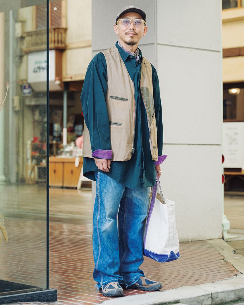 デニム、ベスト、シャツ、キャップ＝古着