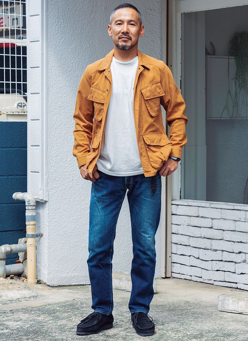 デニム、ジャケット、Tシャツ＝フジト　靴＝クラークス オリジナルズ