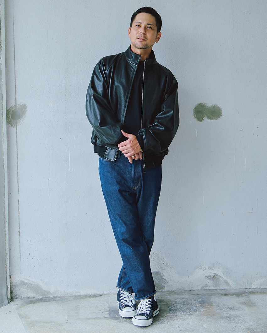 デニム＝ベドウィン &  ザ ハートブレイカーズ　ジャケット＝へリル　Tシャツ＝ビオトープ　スニーカー＝コンバース ×  アプレッセ