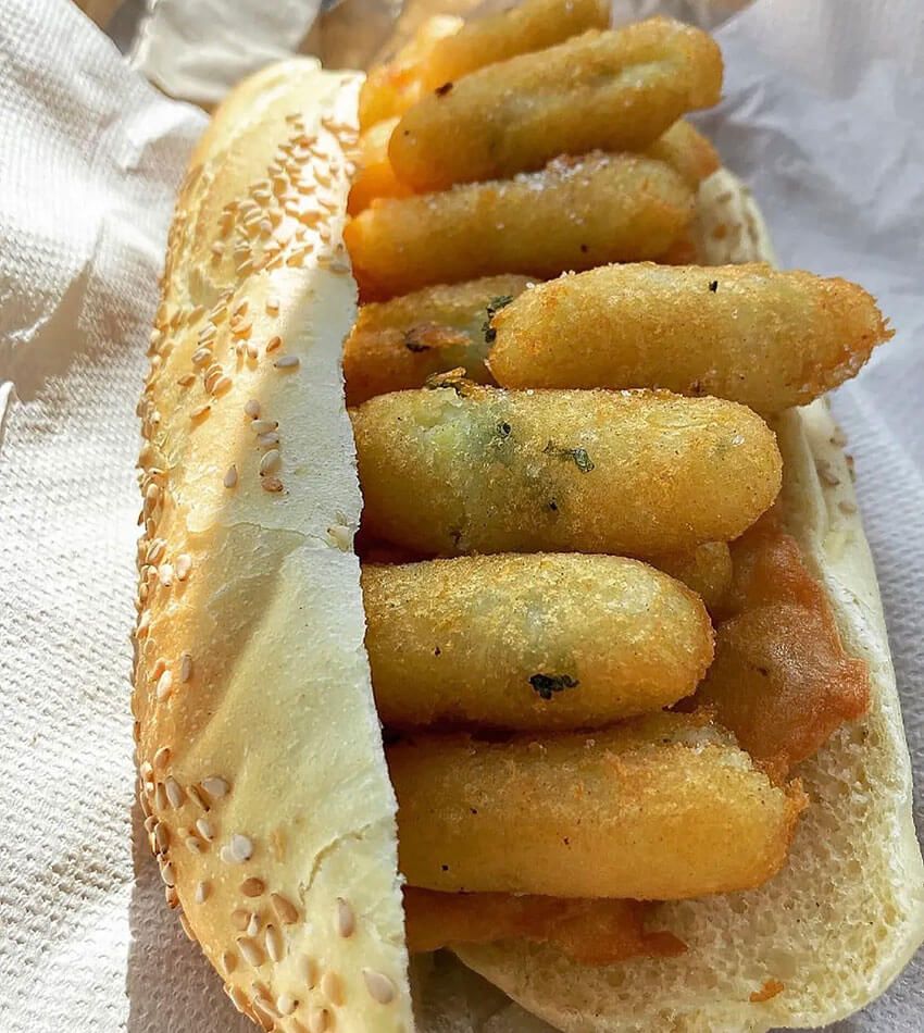 ひよこ豆のフリットを挟んだ「パーネ・エ・パネッレ（Pane e panelle）」。シチリア島のパレルモを代表するストリートフード。