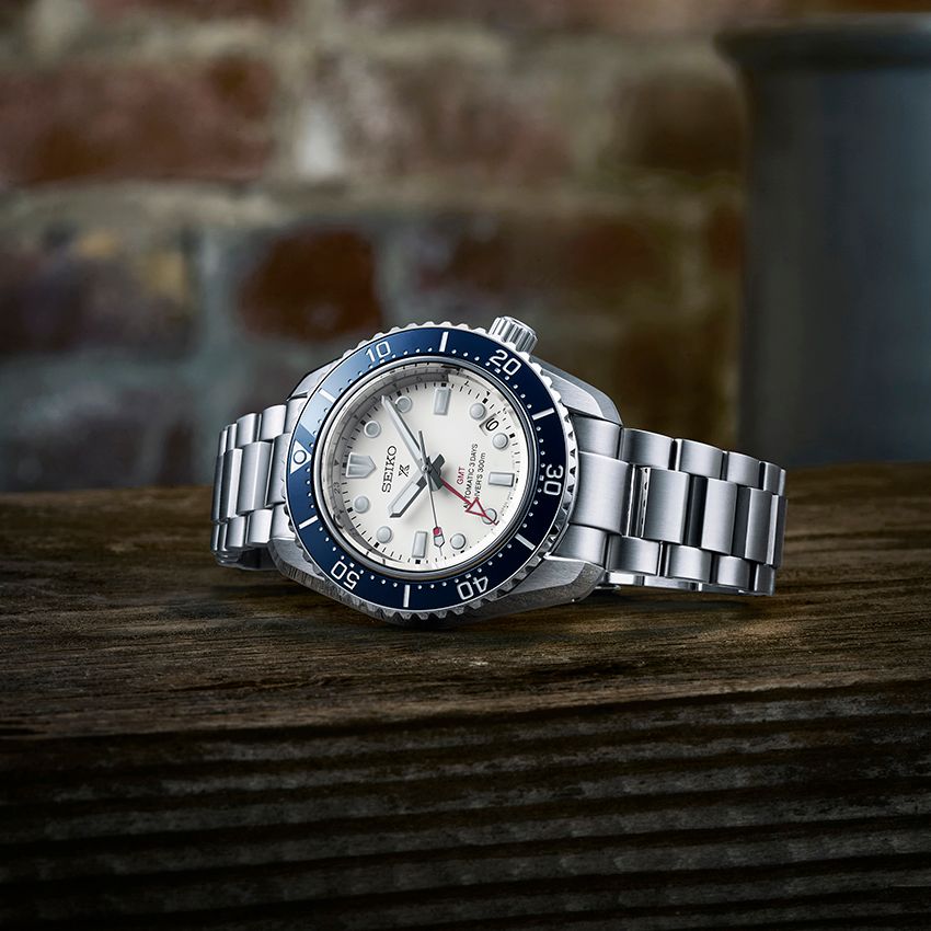 「セイコー プロスペックス ダイバーズ 1968 ヘリテージ GMT SBEJ029」。ブルーのセラミックス製ベゼルとホワイトシルバーのダイヤルを組み合わせ、赤いGMT針で第2の時刻を表示する。約72時間のロングパワーリザーブと300m空気潜水用防水を備える。SSケース、42㎜径、自動巻き。25万5200円／セイコー プロスペックス（セイコーウオッチ　0120-061-012）