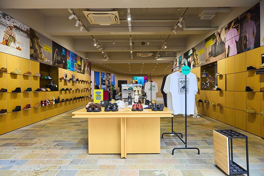 世界初のコンセプトショップとして誕生した同店。ブランドが誕生した1825年のイギリス南西部サマセット州の世界観を凝縮した店内には、充実のラインナップに加え店奥に様々なイベントを展開するギャラリースペースも併設。今なら周年を記念した限定アイテムも。