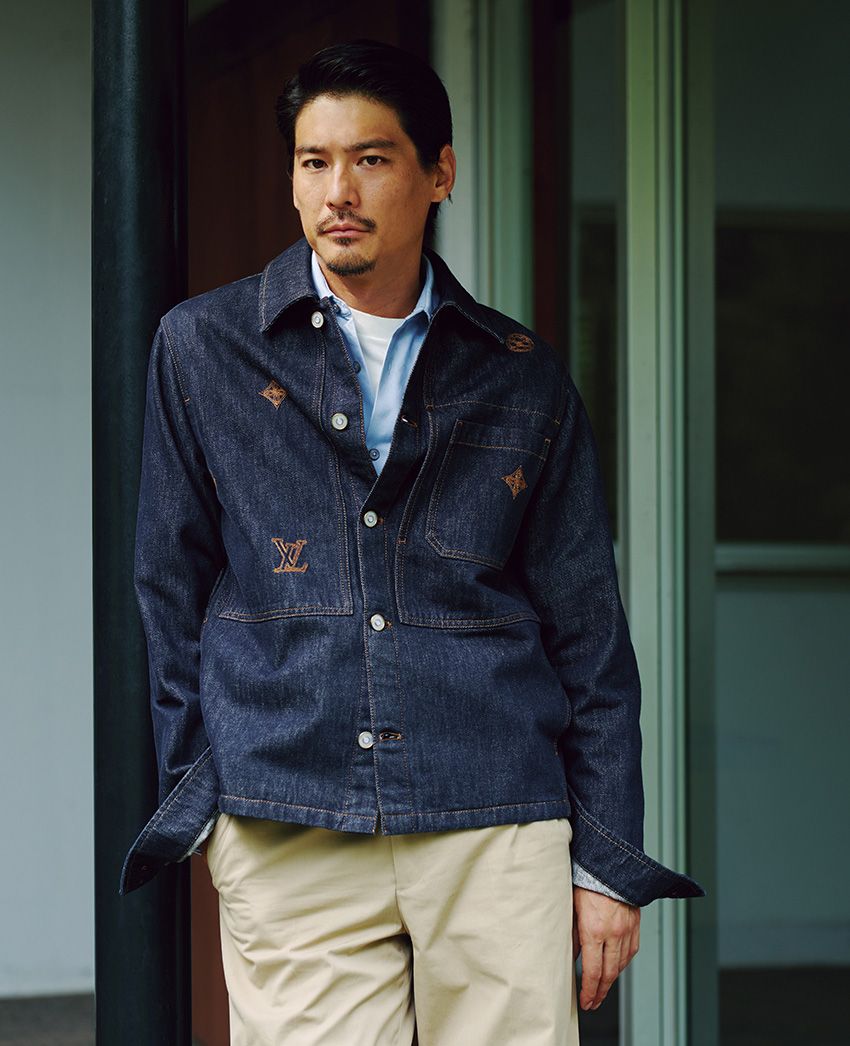 デニムジャケット48万5100円、シャツ22万2200円、Tシャツ11万円、パンツ19万1400円／すべてルイ・ヴィトン