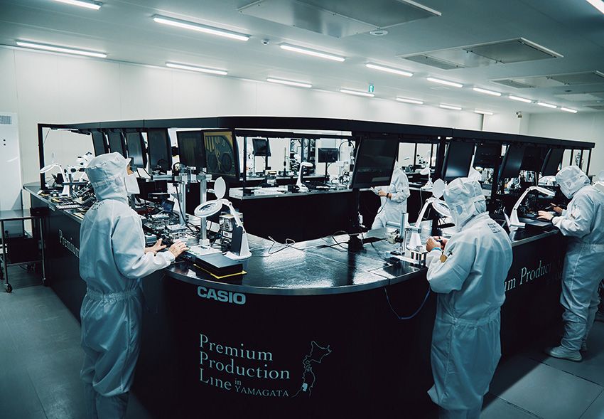 この日、PPLでは12人のスタッフが「OCW-P3000」の組み立てを担当。3針のシンプルなモデルに比べて工程数が多いため、通常より多くのメダリストがG字の作業台を囲んだ。