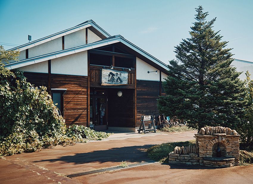 国道287号線沿いに立つ「酒屋源八」。木板張りの外壁とその屋号からか、蕎麦屋に間違われることもあるとか。