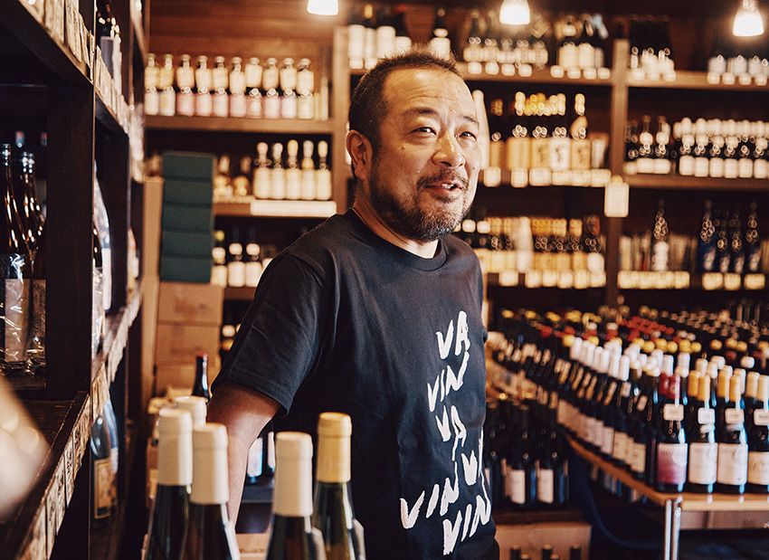 店主の日下部氏。ブログ「店主の晩酌劇場」では、気になる酒の感想を率直な言葉で綴る。次の一本を選ぶ参考として読む酒好きもいる。