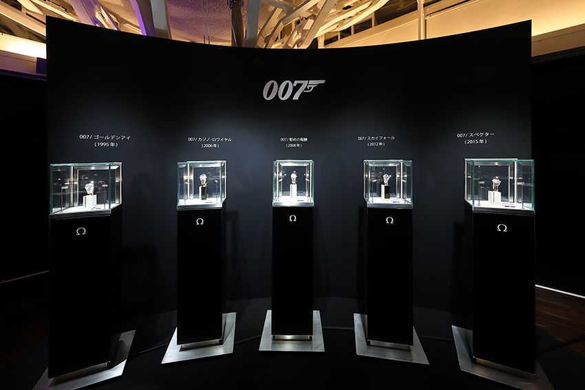 歴代のボンドウォッチとともに展示された新作。実際に映画で使用されたモデルも並び、007とオメガの歴史を一望できた。