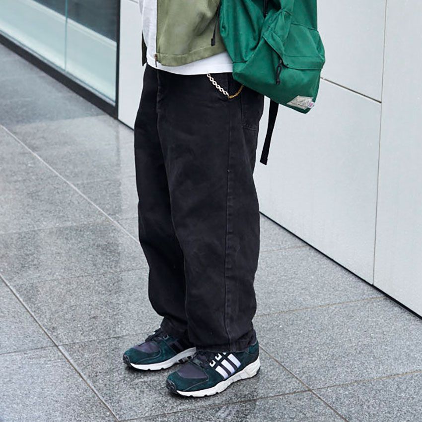 万能選手「黒パンツ」。街の大人たちの愛用ブランドはGU、別注ディッキーズ、ニートetc. - 1枚目の画像
