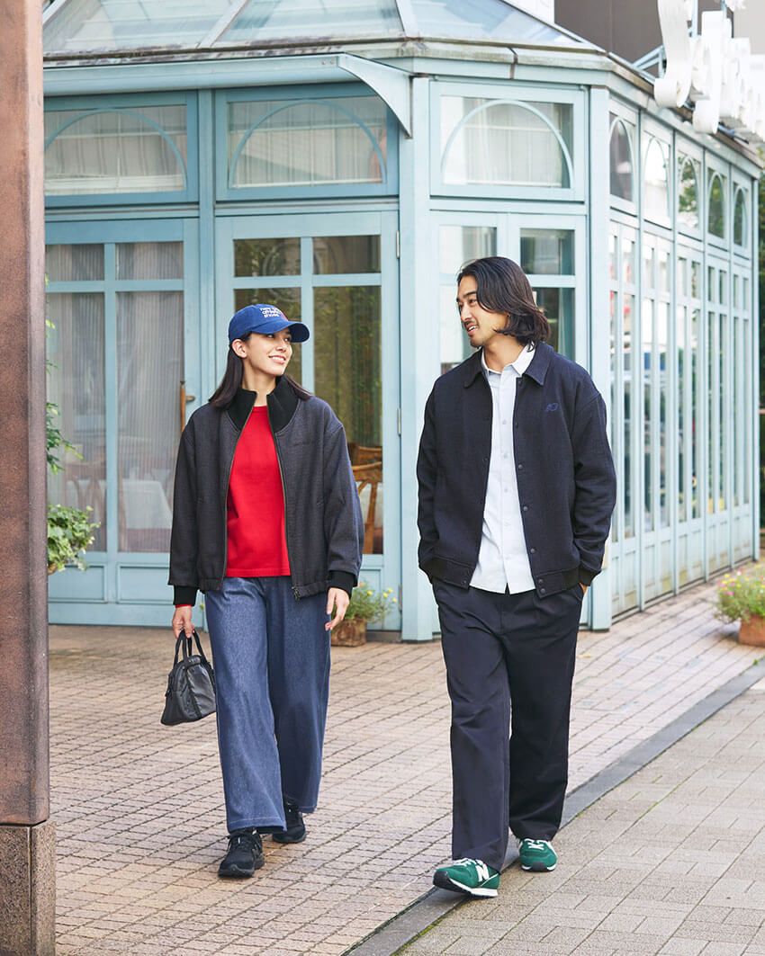 男性●ジャケット1万5950円、シャツ9900円、パンツ9900円、スニーカー1万890円、女性●ジャケット1万5950円、ニット9460円、パンツ9900円、スニーカー1万3970円、キャップ4950円、バッグ5940円（すべてニューバランス／ニューバランスジャパン