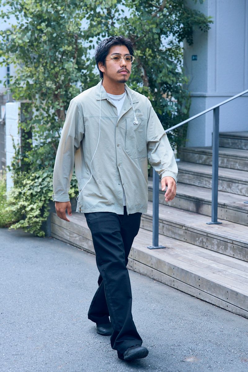 シャツ、シューズ＝ともにザノースフェイス　Tシャツ、ネックレス＝古着　パンツ＝ザノースフェイス パープルレーベル　眼鏡＝ゾフ
