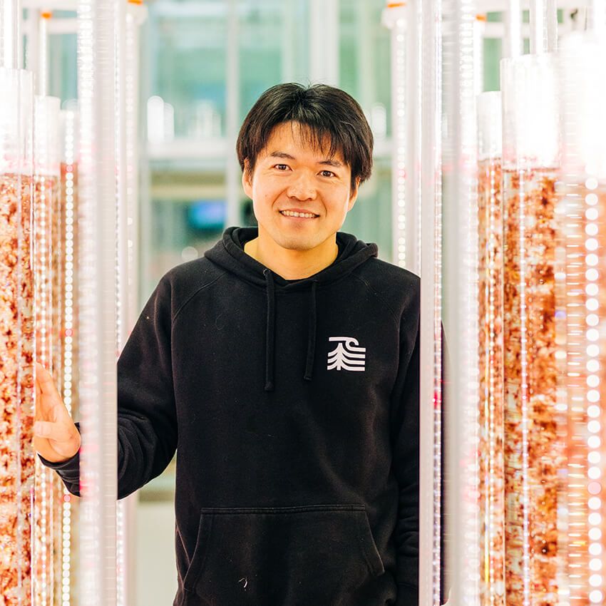 たつみ・まさゆき●大阪府出身。タスマニア大学で海洋科学、水産学分野の博士号を取得し、以後、研究員としてジャイアントケルプの再生プロジェクトに従事するなど、海の生態系回復に向けた活動を精力的に行う。2021年にシーフォレスト社に参画。カギケノリの研究開発責任者として、家畜のメタンガス削減用飼料添加物“SeaFeed™︎”の開発や、その普及に尽力している。