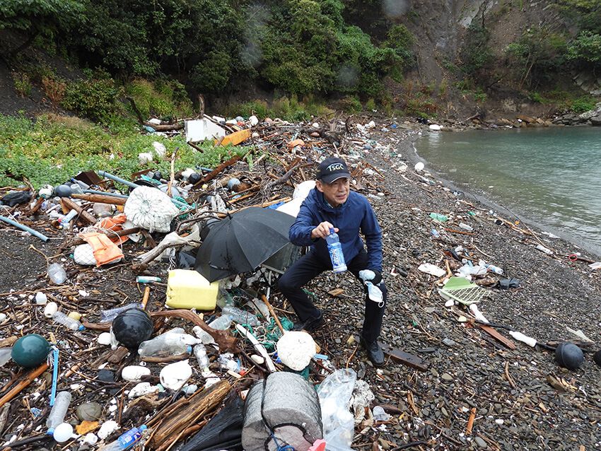 対馬を視察し、海岸に漂着する海洋ゴミを確認する更家さん。