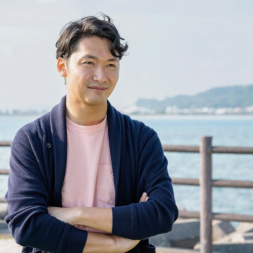 たかだ・だいち●早稲田大学法学部卒業後、カナダ遊学を経て大手総合商社に入社。飼料部門や新規事業などに従事後退職し、2021年、水産養殖の課題解決をスローガンに株式会社AlgaleXを立ち上げる。世界に類を見ない微細藻類の培養技術を確立し、2024年、パウダー状のスーパーフード“うま藻”の小売りをスタート。茅ヶ崎生まれで、海を愛するサーファーでもある。