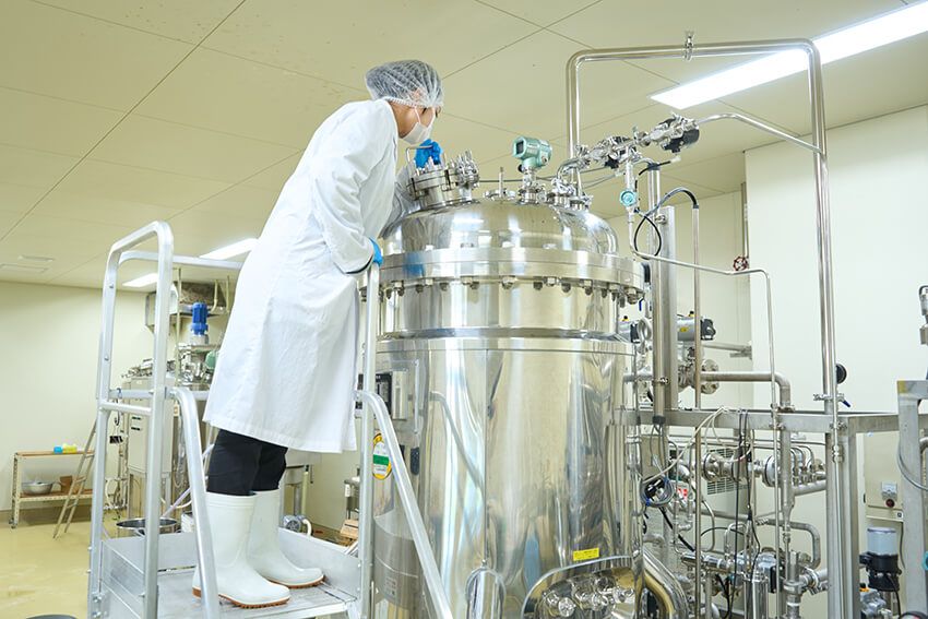 藻を成長させる発酵タンク。藻にとってパーフェクトな環境を、AIを活用して徹底管理している。