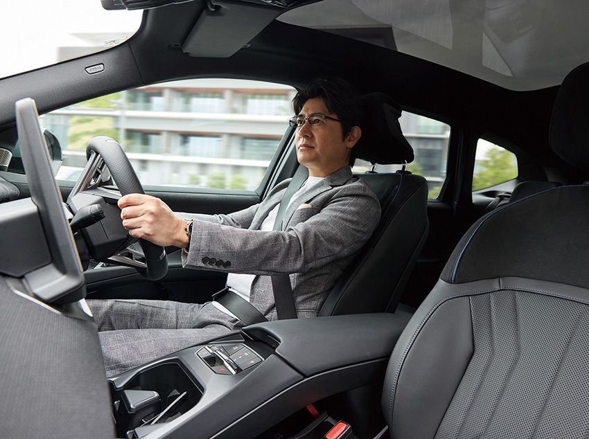 「2330㎏という数字から想像する重さを、走り出すとほとんど感じない。踏めば645N・mらしい力強さで前に出るのに、乱暴じゃない。車線変更も加速も滑らかで、速いのに上品。“新しいBMW”を、走りからもしっかり感じました！」。