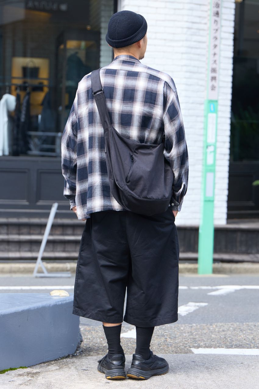 メンズファッションも「斜め掛け」が主流に！街角の最新バッグ事情を5名のスナップで - 5枚目の画像