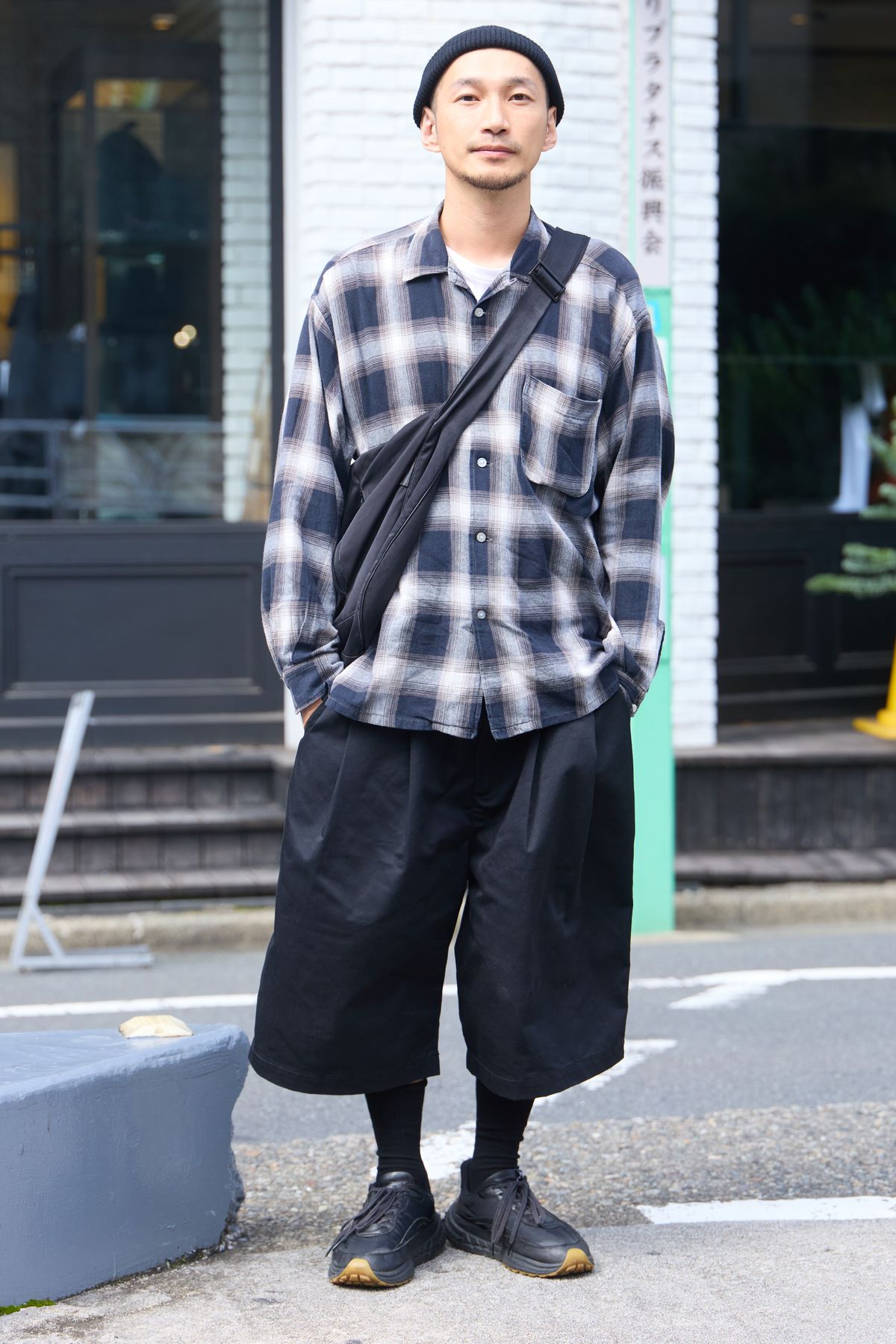 帽子＝ラカル　シャツ＝ノーティカ　パンツ＝レッドキャップ　バッグ、シューズ＝ともにワンサードリサーチ　腕時計＝カシオ 