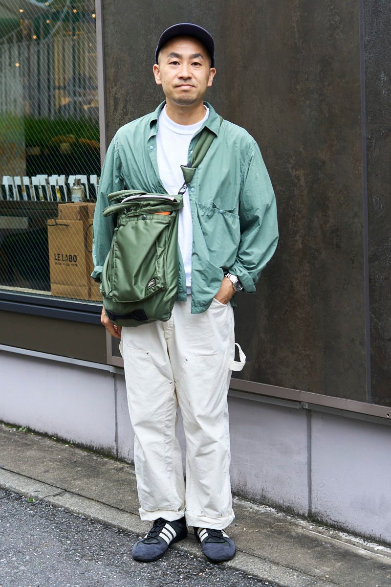 帽子＝ノア　ジャケット、パンツ＝ともにエンズアンドミーンズ　Tシャツ＝ロサンゼルスアパレル　バッグ＝ポーター　ブレスレット＝ゴットロブワールド　腕時計＝セイコー 　シューズ＝アディダスオリジナルス×バッドバニー