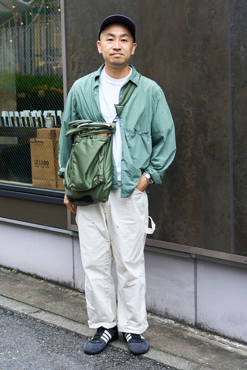 メンズファッションも「斜め掛け」が主流に！街角の最新バッグ事情を5名のスナップで - 6枚目の画像